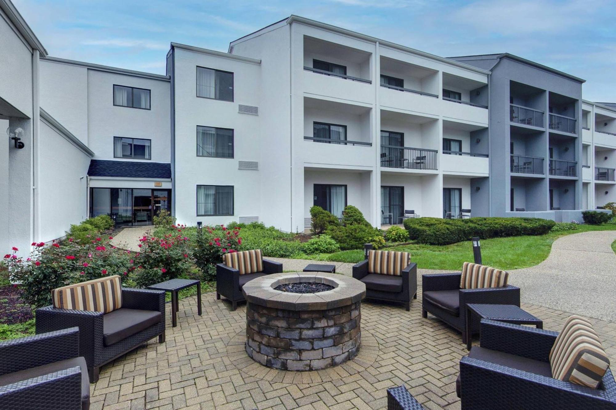 Courtyard Chicago Glenview/Northbrook Hotel Exterior photo